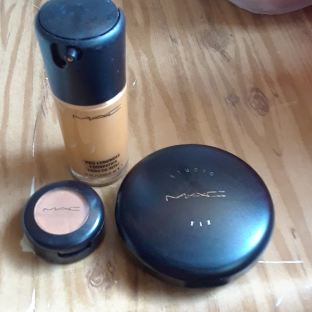 MAC Make-up - Picture 2 of 5